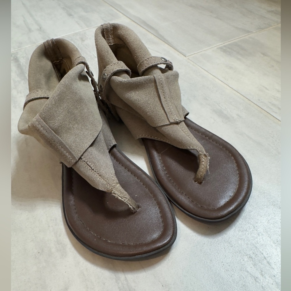 B.P Grey Suede Gladiator Sandals Size 5